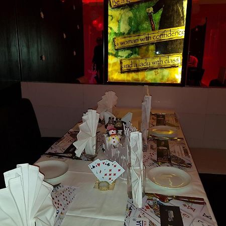 Hotel Mandakini Lush Kanpur Zewnętrze zdjęcie