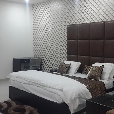 Hotel Mandakini Lush Kanpur Zewnętrze zdjęcie