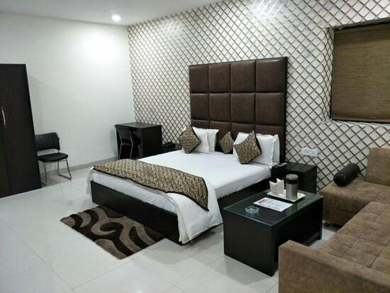 Hotel Mandakini Lush Kanpur Zewnętrze zdjęcie