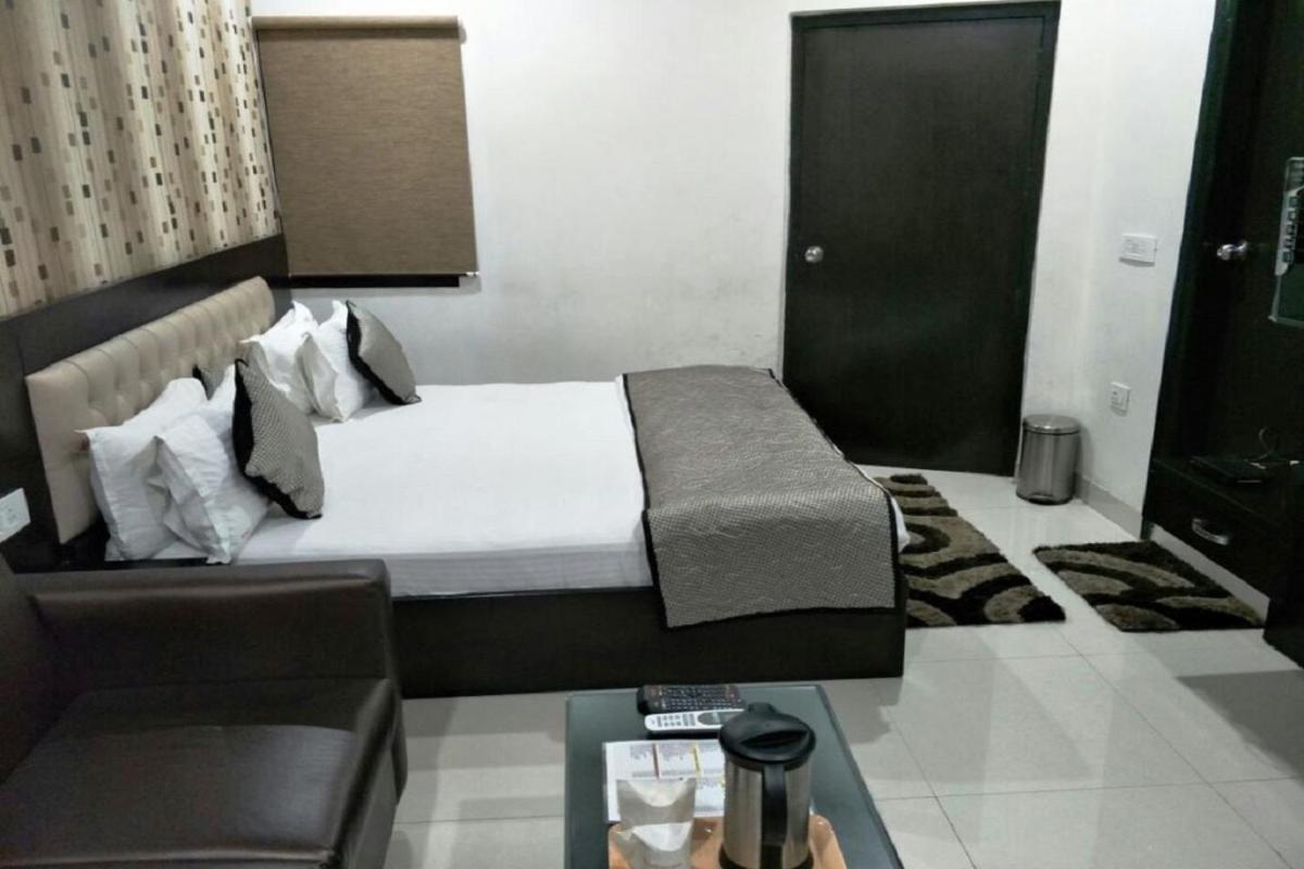 Hotel Mandakini Lush Kanpur Zewnętrze zdjęcie