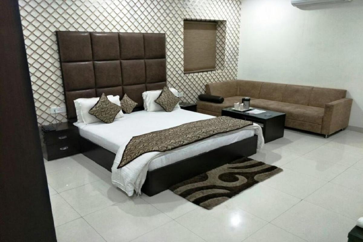 Hotel Mandakini Lush Kanpur Zewnętrze zdjęcie