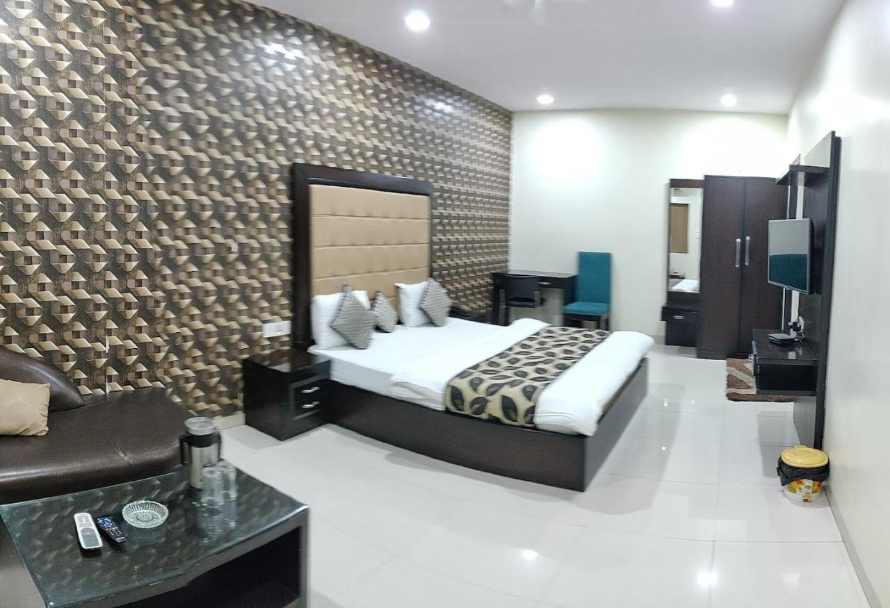 Hotel Mandakini Lush Kanpur Zewnętrze zdjęcie