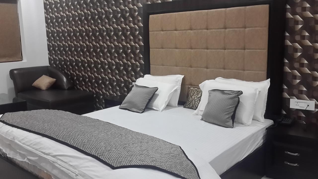 Hotel Mandakini Lush Kanpur Zewnętrze zdjęcie