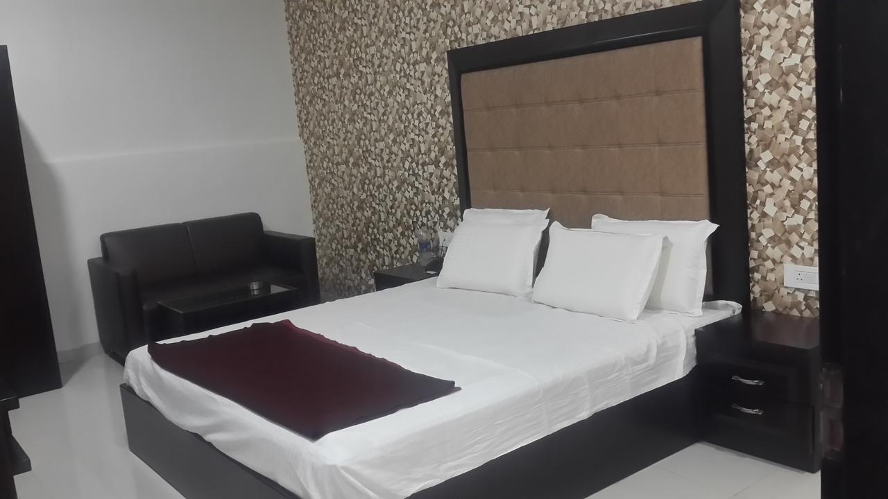 Hotel Mandakini Lush Kanpur Zewnętrze zdjęcie