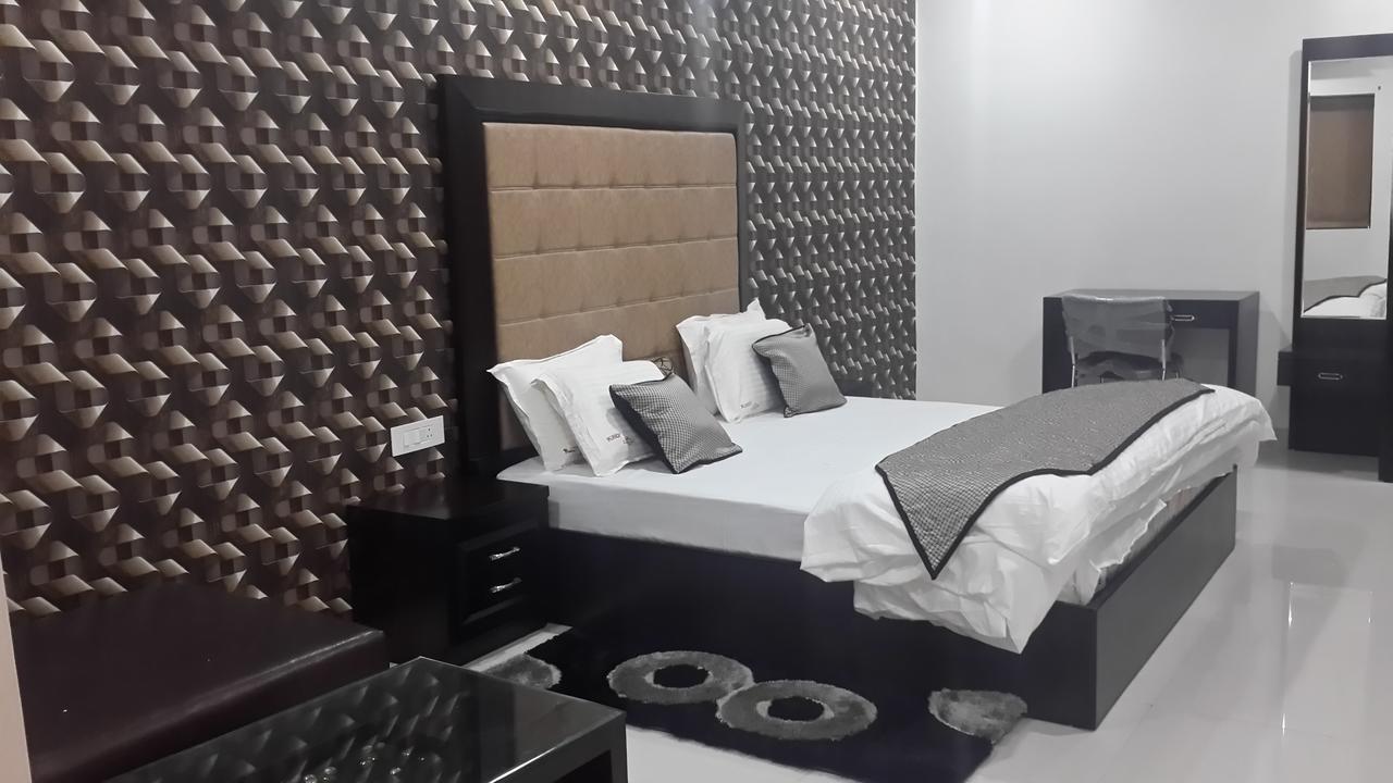 Hotel Mandakini Lush Kanpur Zewnętrze zdjęcie