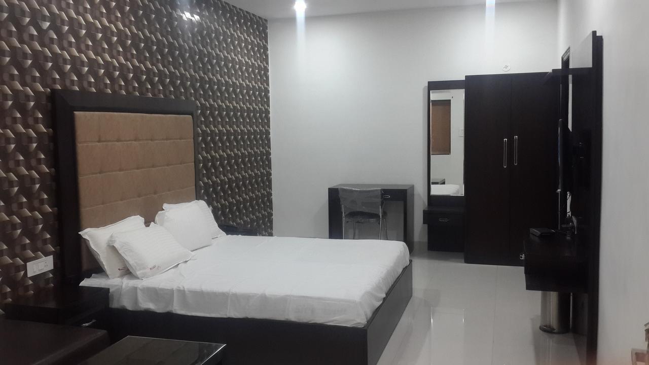 Hotel Mandakini Lush Kanpur Zewnętrze zdjęcie