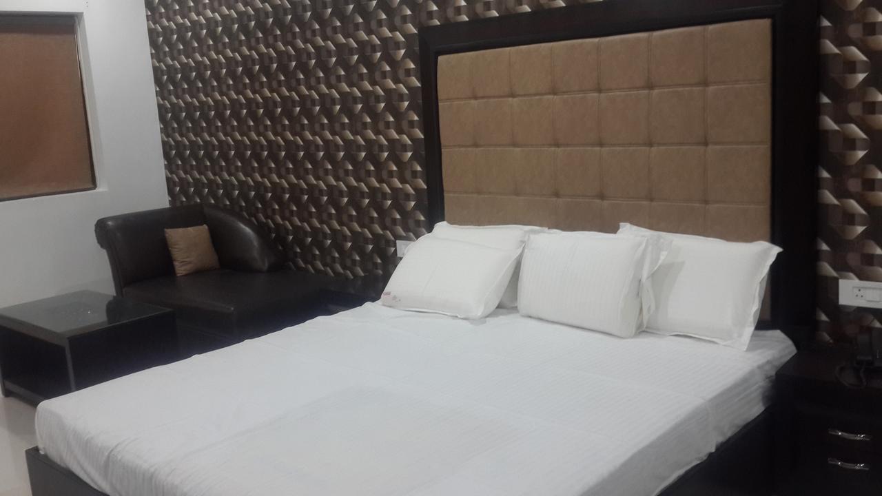 Hotel Mandakini Lush Kanpur Zewnętrze zdjęcie