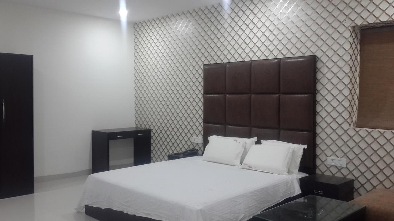 Hotel Mandakini Lush Kanpur Zewnętrze zdjęcie