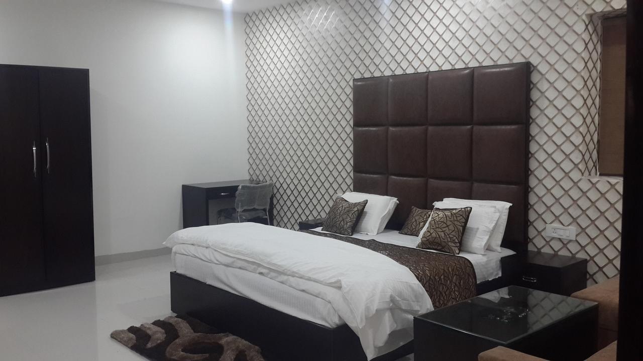 Hotel Mandakini Lush Kanpur Zewnętrze zdjęcie