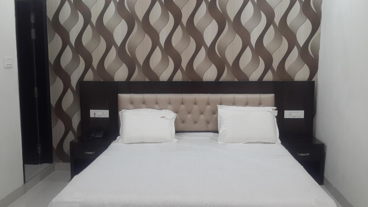 Hotel Mandakini Lush Kanpur Zewnętrze zdjęcie
