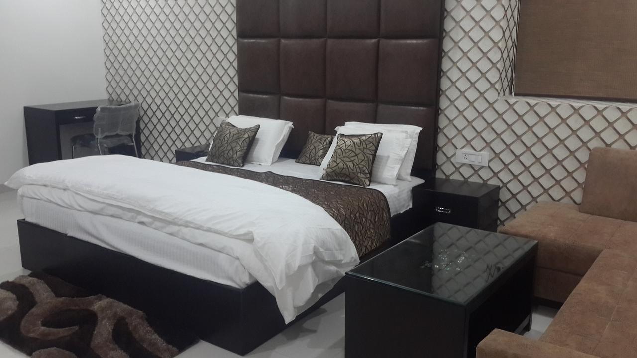 Hotel Mandakini Lush Kanpur Zewnętrze zdjęcie