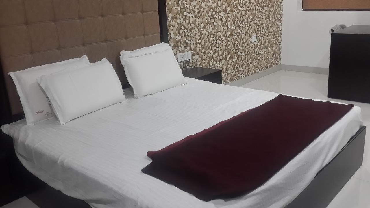 Hotel Mandakini Lush Kanpur Zewnętrze zdjęcie