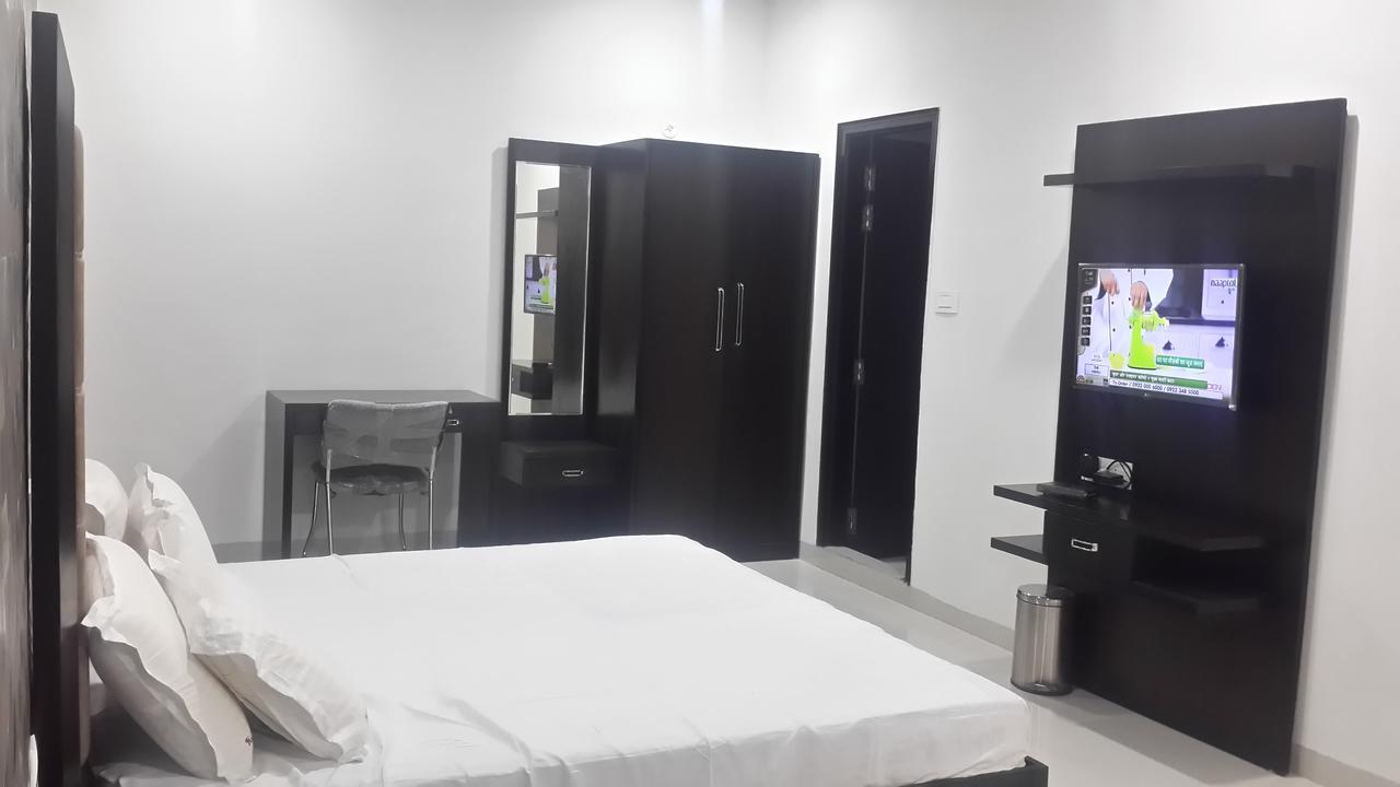 Hotel Mandakini Lush Kanpur Zewnętrze zdjęcie