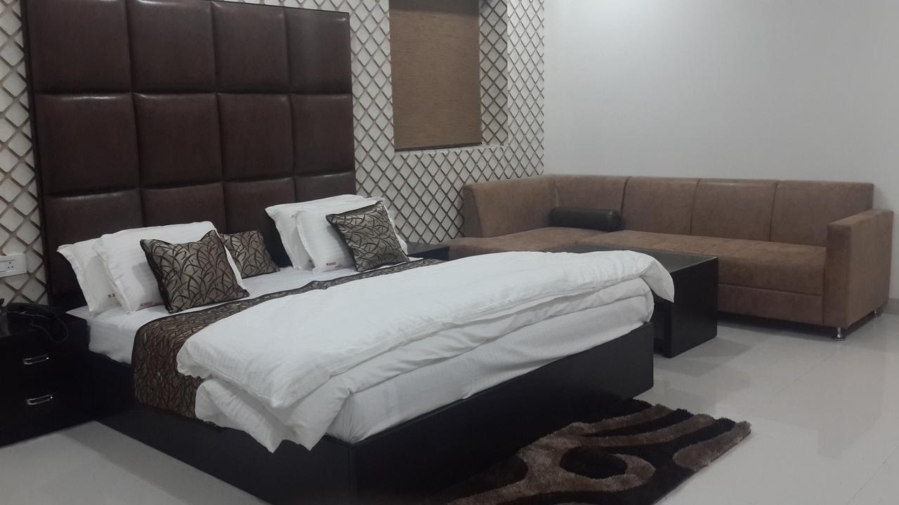Hotel Mandakini Lush Kanpur Zewnętrze zdjęcie