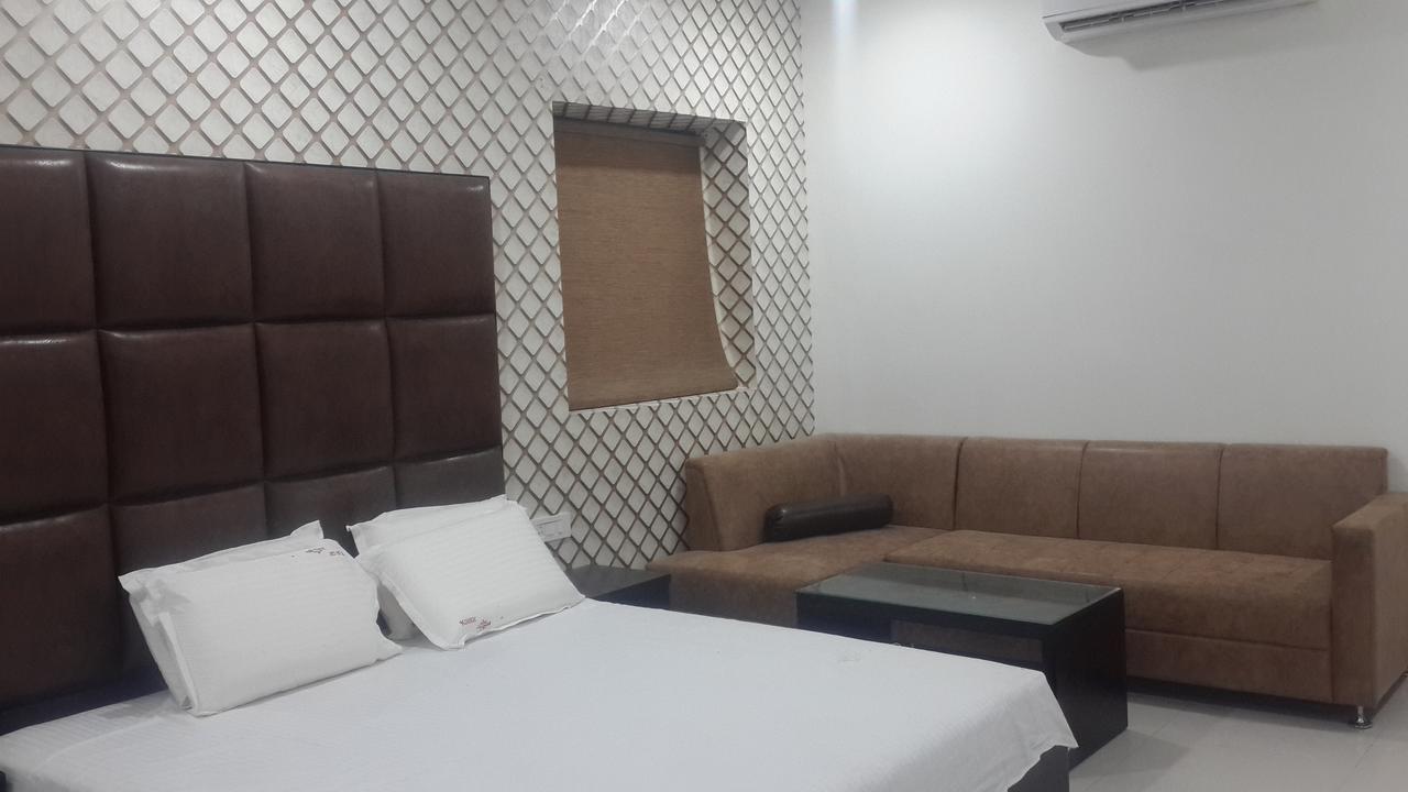 Hotel Mandakini Lush Kanpur Zewnętrze zdjęcie